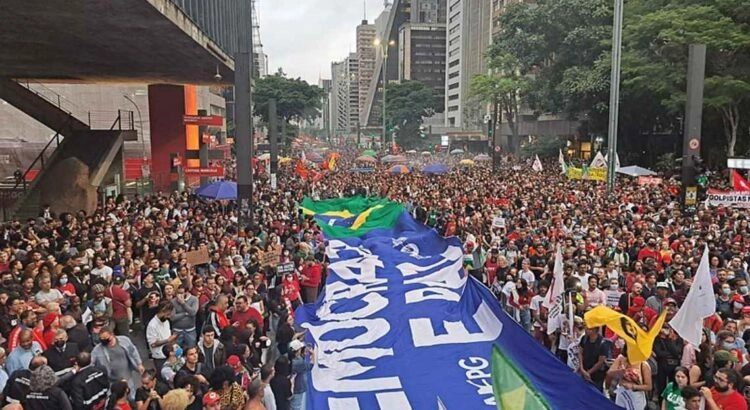 Avenida Paulista sendo palco para manifestações contra e a favor a anistia