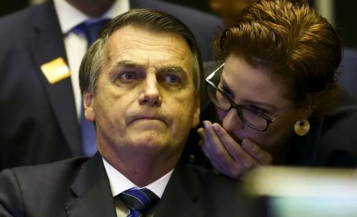 Bolsonaro bloqueia Carla Zambelli no WhatsApp
