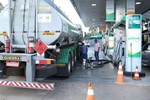 Caminhão tanque reabastecendo posto de combustível. (Foto: Reprodução)