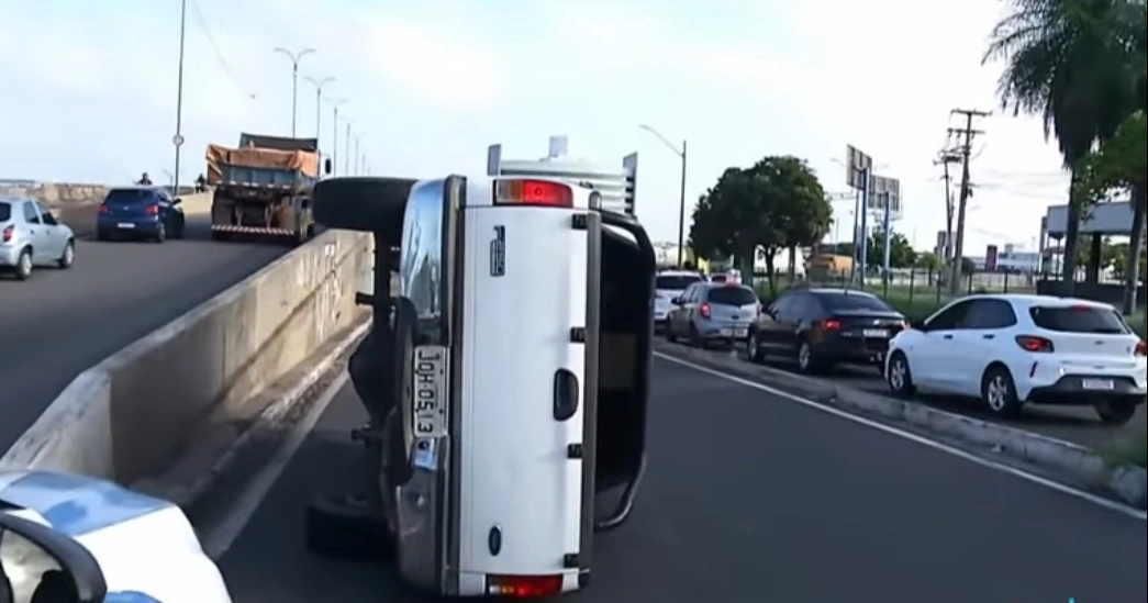 Caminhonete cai do viaduto da Miguel Rosa, zona Sul de Teresina