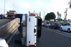 Caminhonete cai do viaduto da Miguel Rosa, zona Sul de Teresina (Foto: Reprodução)