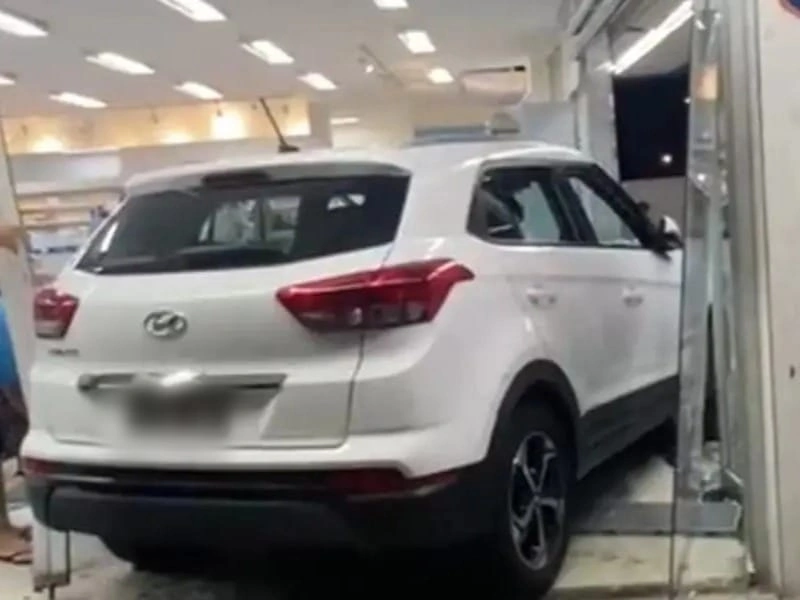 Carro invade farmácia na zona Leste de Teresina