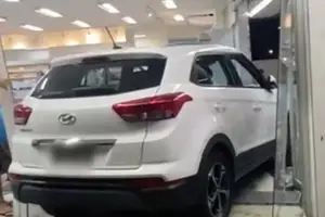Carro invade farmácia na zona Leste de Teresina (Foto: Reprodução)