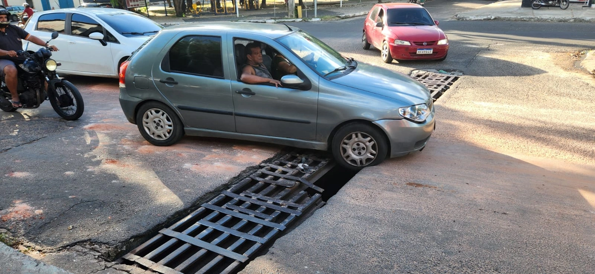 Carro passando sobre a grade da galeria da Avenida Ulisses Guimarães no bairro Promorar