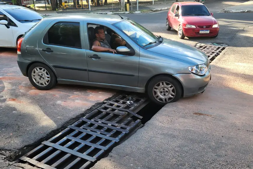 Carro passando sobre a grade da galeria da Avenida Ulisses Guimarães no bairro Promorar Carro passando sobre a grade da galeria da Avenida Ulisses Guimarães no bairro Promorar