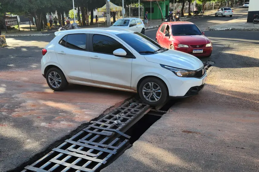 Carro passando sobre a grade da galeria da Avenida Ulisses Guimarães no bairro Promorar com a Vila Santa Cruz. Carro passando sobre a grade da galeria da Avenida Ulisses Guimarães no bairro Promorar com a Vila Santa Cruz.