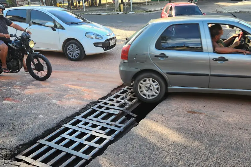 Carro passando sobre a grade da galeria da Avenida Ulisses Guimarães no bairro Promorar Carro passando sobre a grade da galeria da Avenida Ulisses Guimarães no bairro Promorar