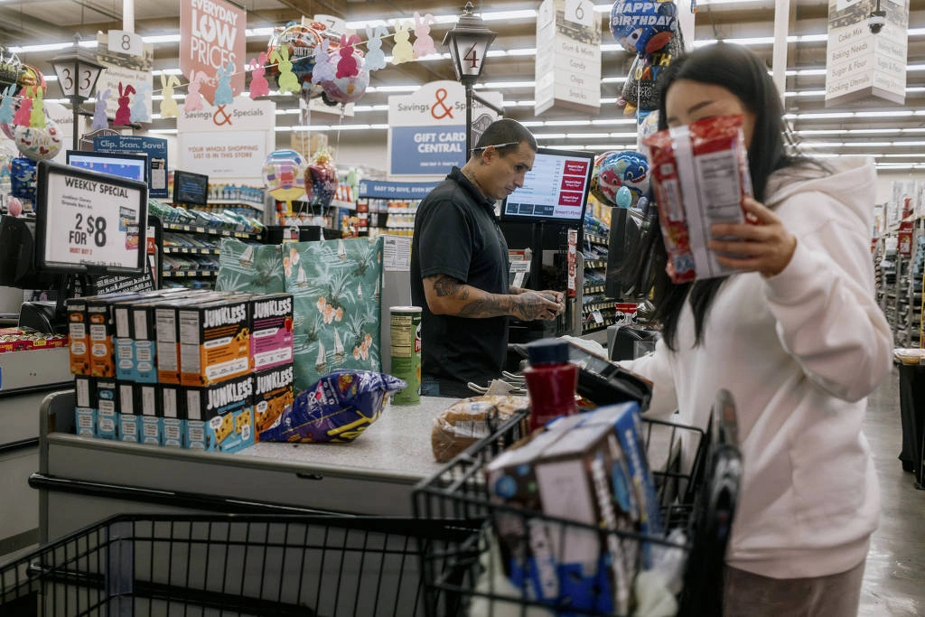 Clientes na Smart & Final, em Los Angeles, em 4 de abril de 2025. No primeiro fim de semana desde que o presidente Donald Trump anunciou tarifas abrangentes, muitos compradores tentaram se antecipar aos aumentos de preços esperados