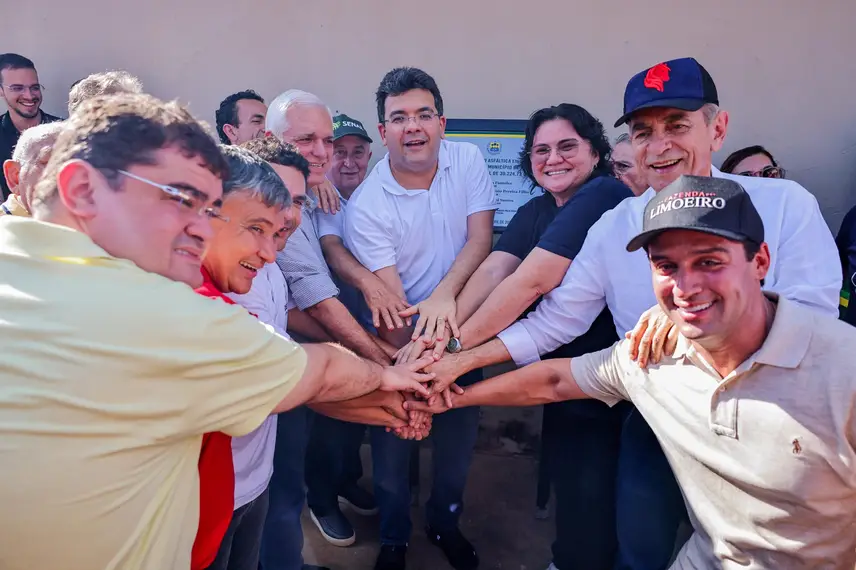 Cumprimentos de participantes de inauguração em Piripiri Cumprimentos de participantes de inauguração em Piripiri