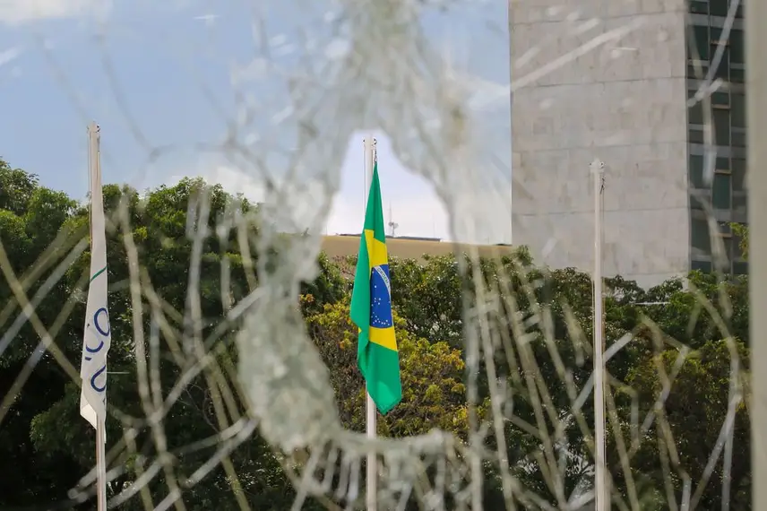 Dano ao patrimônio público e histórico nacional Dano ao patrimônio público e histórico nacional