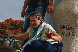 Débora Santos foi identificada ao pichar estátua na praça dos Três Poderes no dia 8 de janeiro (Foto: Gabriela Biló/Folhapress)
