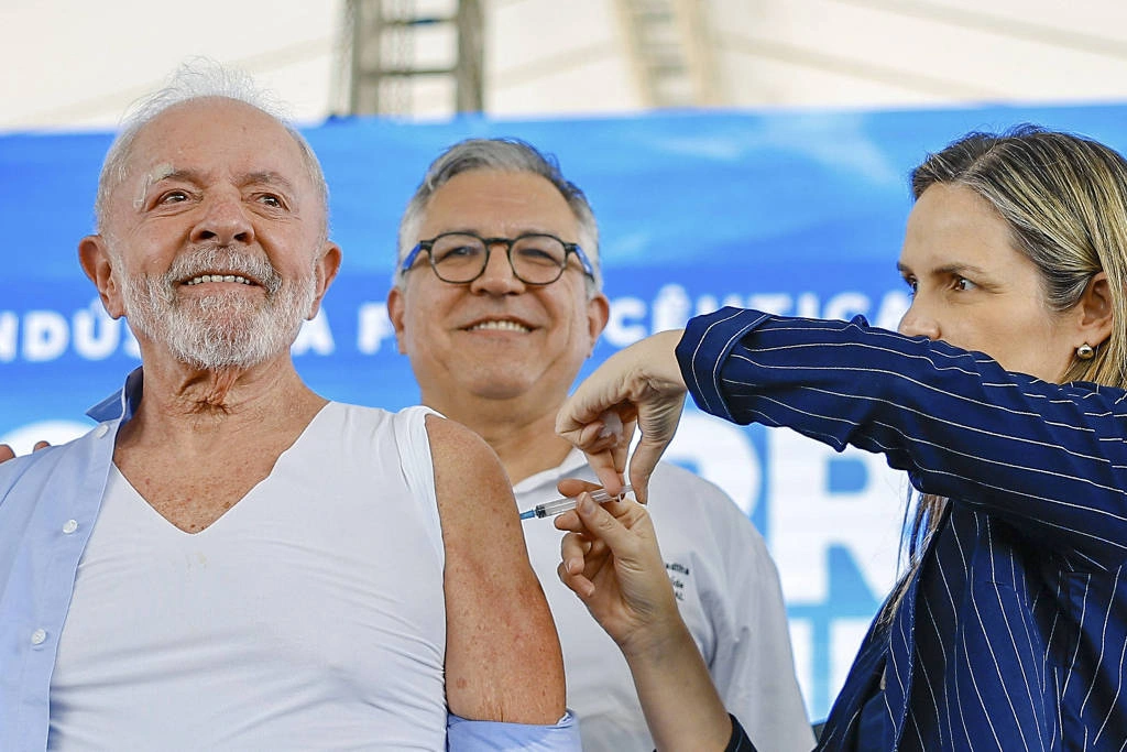Em Montes Claros (MG), presidente Lula recebe dose da vacina contra gripe, aplicada pela médica Ana Helena Germoglio, dando início à campanha nacional de vacinação contra a influenza, nesta segunda-feira (7)