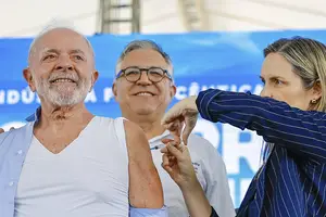 Em Montes Claros (MG), presidente Lula recebe dose da vacina contra gripe, aplicada pela médica Ana Helena Germoglio, dando início à campanha nacional de vacinação contra a influenza, nesta segunda-feira (7) (Foto: Ricardo Stuckert/Divulgação/PR)