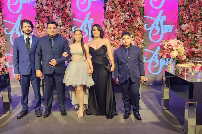 Familiares de Alynne Sophia e convidado: Karin, Gustavo Henrique, Alynne Sophia, Yasmim Araujo e João Gabriel. Familiares de Alynne Sophia e convidado: Karin, Gustavo Henrique, Alynne Sophia, Yasmim Araujo e João Gabriel.