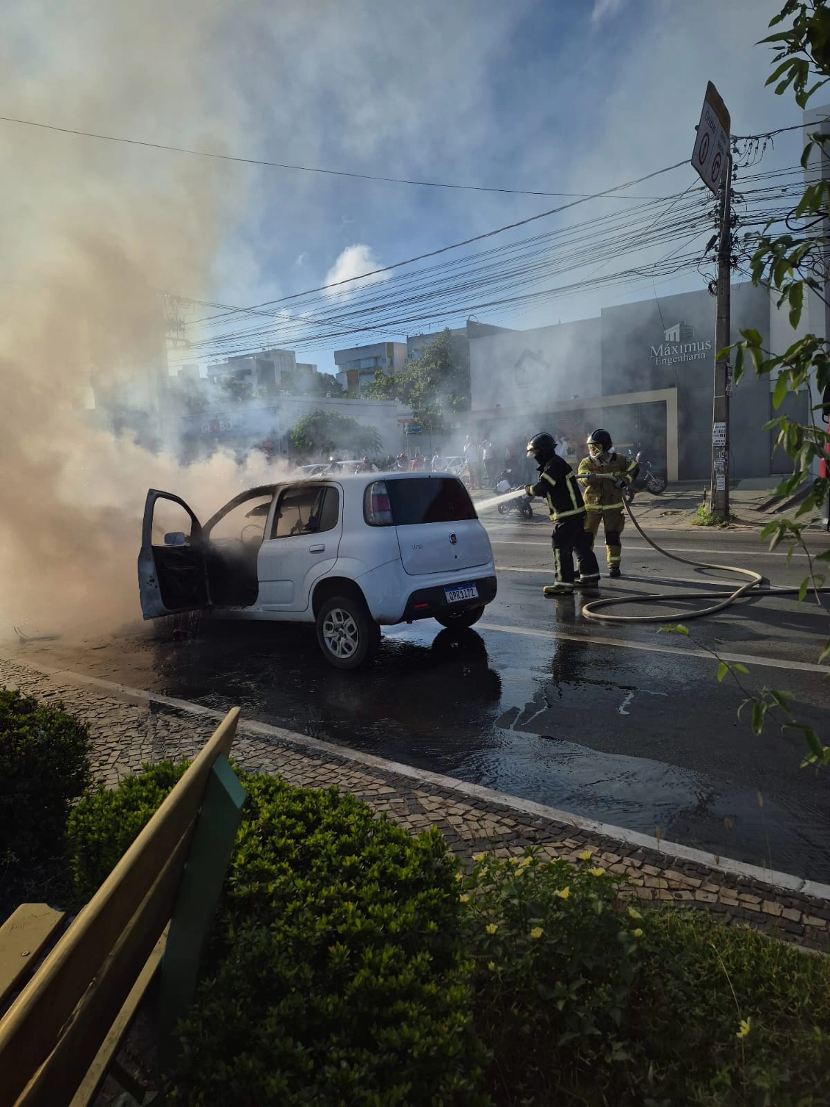 Fiat Uno é consumido por chamas na Frei Serafim, Centro de Teresina