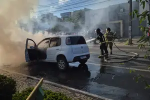 Fiat Uno é consumido por chamas na Frei Serafim, Centro de Teresina (Foto: Acom/Corpo de Bombeiros)