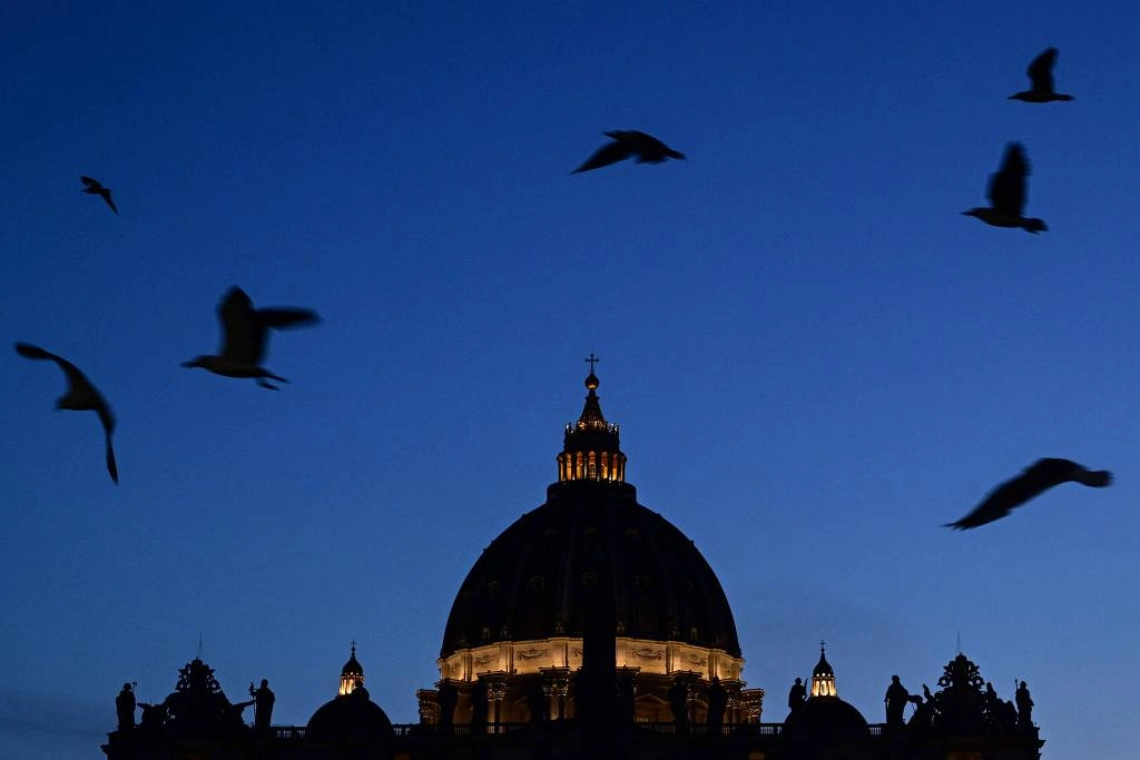 Gaivotas sobrevoam a Basílica de São Pedro, no Vaticano, após a morte do papa Francisco