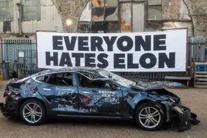 Grupo destrói Tesla em Londres em protesto artístico contra Elon Musk (Foto: Reprodução)