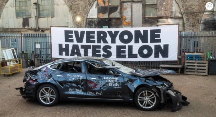 Grupo destrói Tesla em Londres em protesto artístico contra Elon Musk