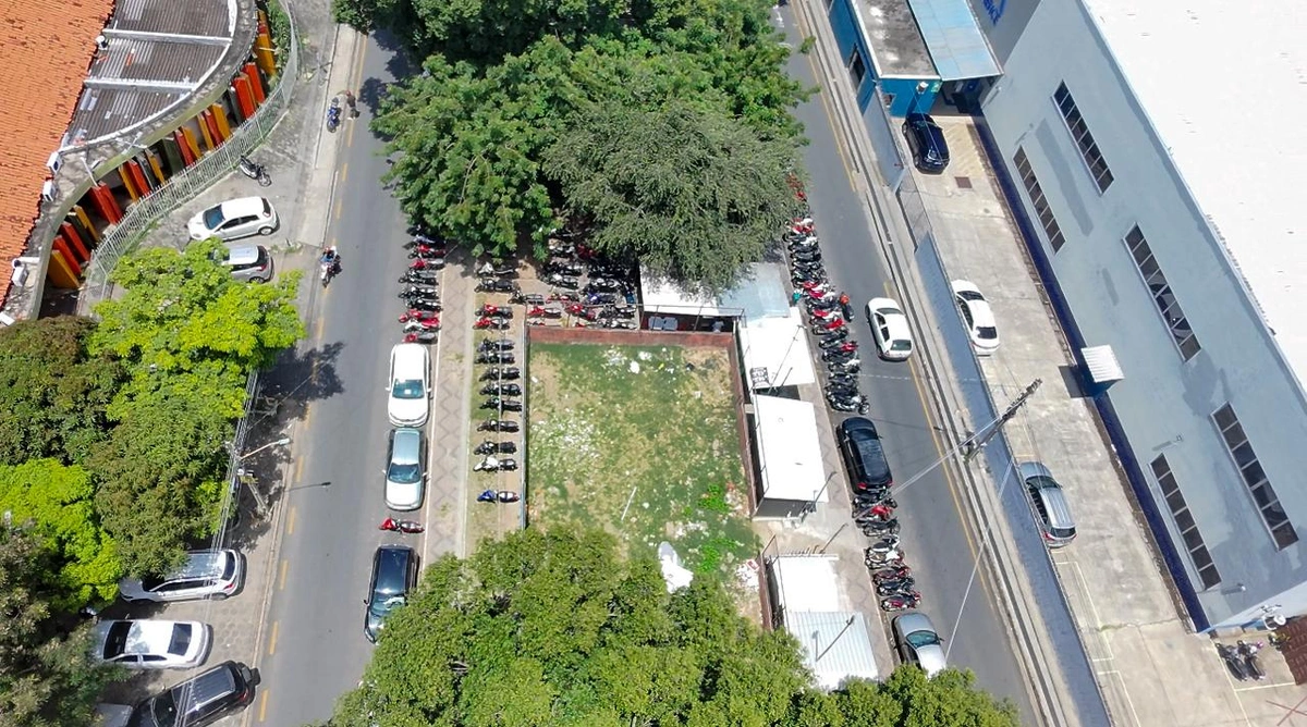 Imagem aérea da quadra de esporte abandonada
