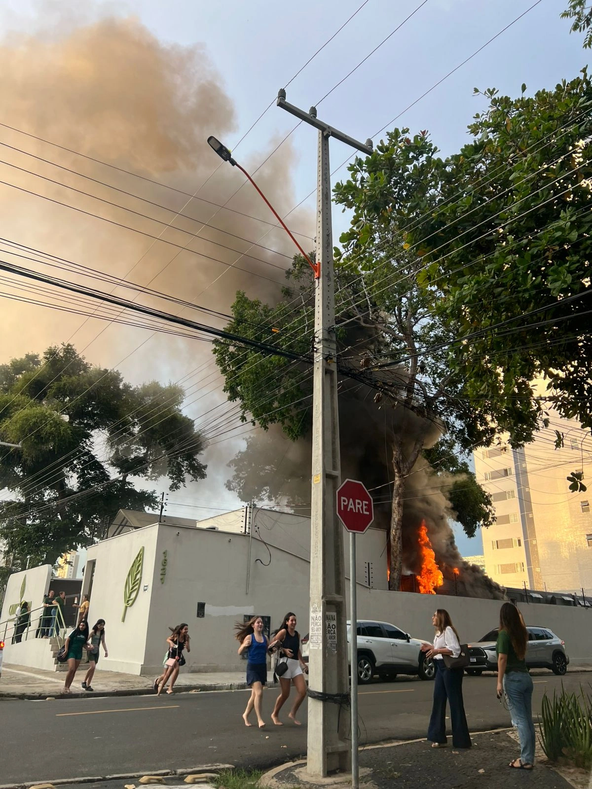 Incêndio de grandes proporções atinge restaurante na zona Leste em Teresina