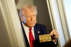Kent Nishimura - 3.abr.25/Reuters (Foto: Trump exibe a jornalistas 'cartão ouro' de residência nos EUA)