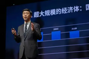 Li Daokui, diretor do Centro de Prática e Pensamento Econômico Chinês da Universidade Tsinghua, durante seminário na instituição, em Pequim (Foto: Divulgação)