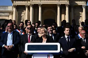 Líder da ultradireita da França, Marine Le Pen, faz discurso durante um ato em Paris (Foto: Julien de Rosa/AFP)