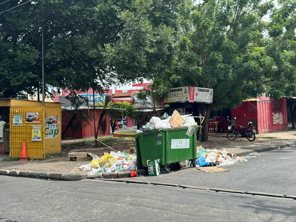 Lixo na Praça dos Correios