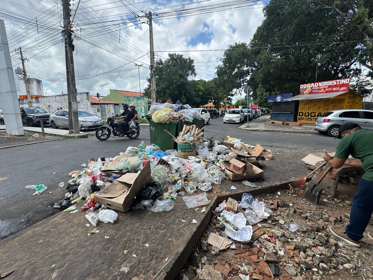 Lixo na Praça dos Correios