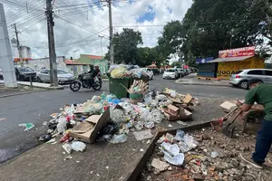 Lixo na Praça dos Correios (Foto: Revista40graus)
