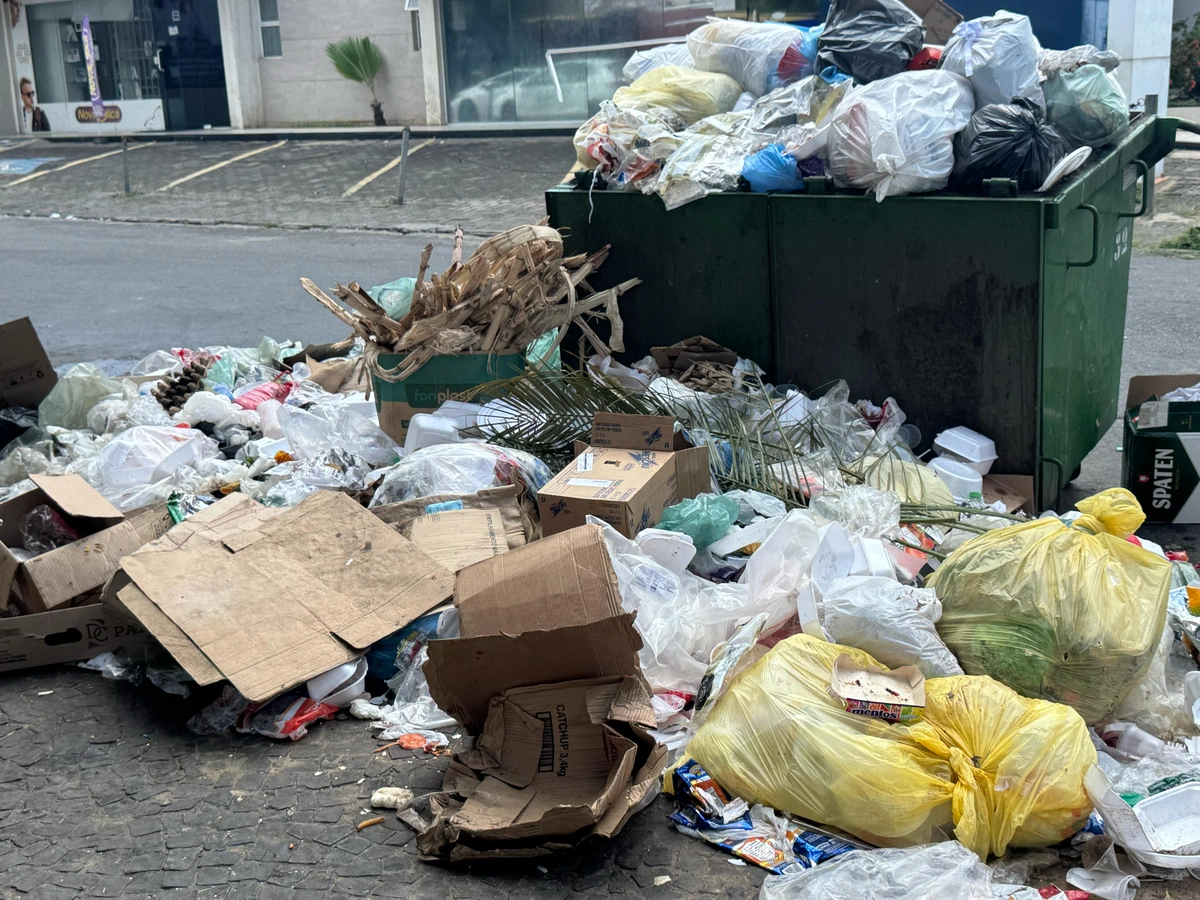 Lixo na Praça dos Correios