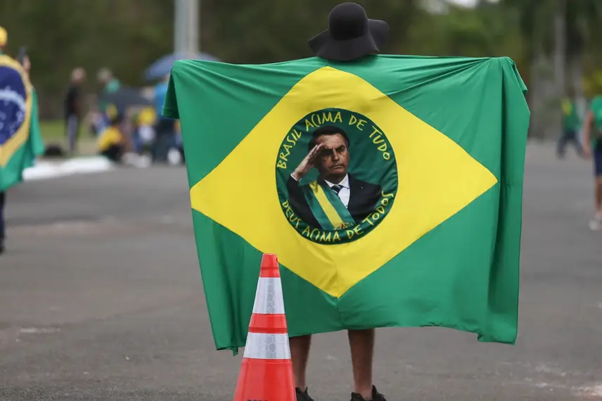 Militante golpista com a bandeira do Brasil com Bolsonaro Militante golpista com a bandeira do Brasil com Bolsonaro