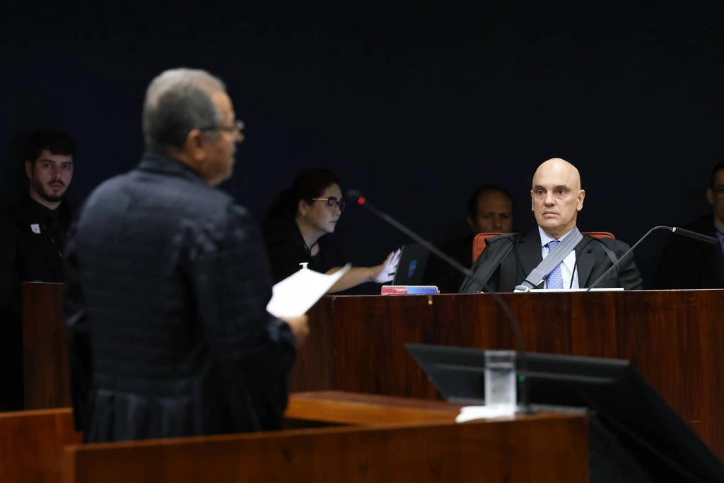 Moraes ouve advogado durante julgamento de denúncia nesta terça-feira (22), no Supremo