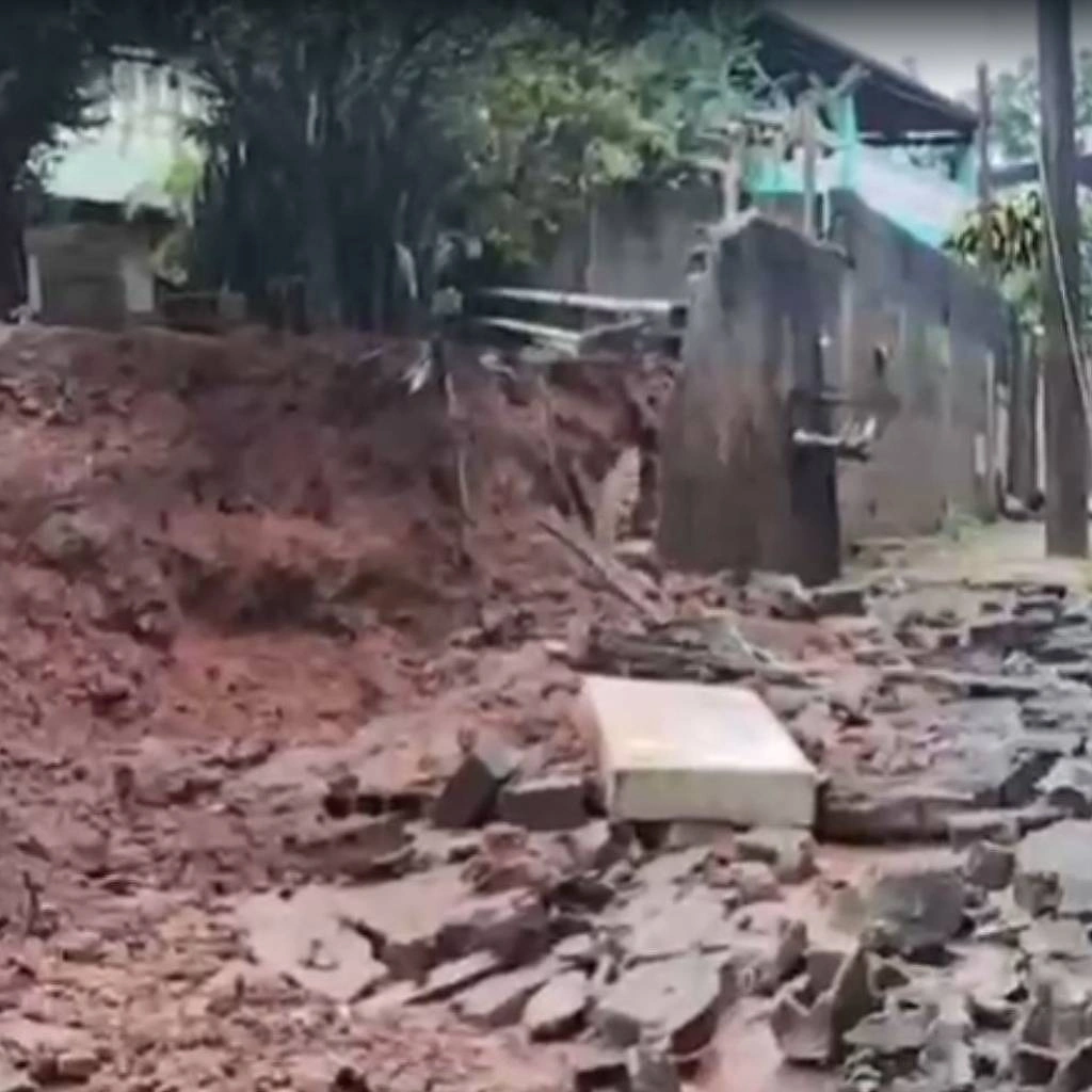 Muro de uma residência desaba no bairo Botujuru, em Campo Limpo Paulista, devido às chuvas deste sábado (19)