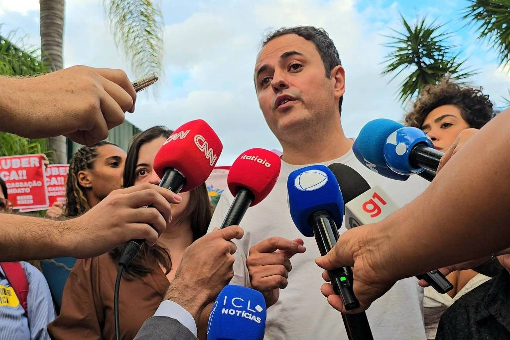 O deputado Glauber Braga (PSOL-RJ) faz pronunciamento à imrpensa após encerrar greve de fome que fazia nas dependências da Câmara