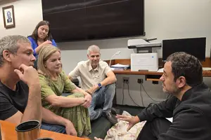 O deputado Glauber Braga (PSOL-RJ) recebe, durante greve de fome na Câmara, a visita dos ministros Gleisi Hoffmann (Relações Institucionais) e Sidônio Palmeira (Secom), além do líder da bancada do PT, Lindbergh Farias (PT-RJ); ao fundo, a deputada Sâmia Bomfim (PSOL-SP), esposa de Glauber (Foto: Ranier Bragon - 12.abr.25/Folhapress)