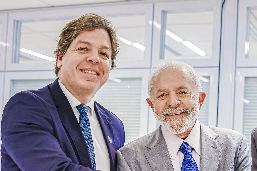 O presidente Lula e o presidente da Telebras, Frederico de Siqueira Filho, novo ministro das Comunicações, em visita a centro de operações em Brasília