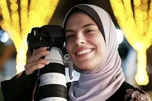 O sorriso cativante e comprometido de Fatima Hassouna, fotojornalista palestina morta por Israel (Foto: Redes Sociais)