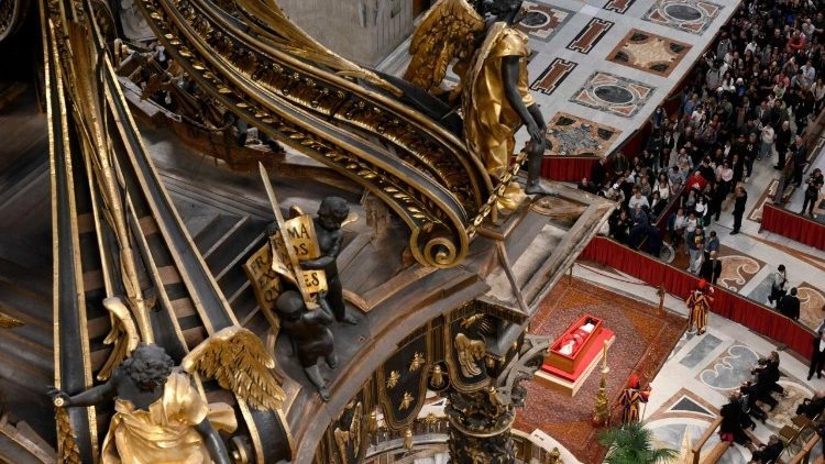 Papa velado na Basílica de São Pedro