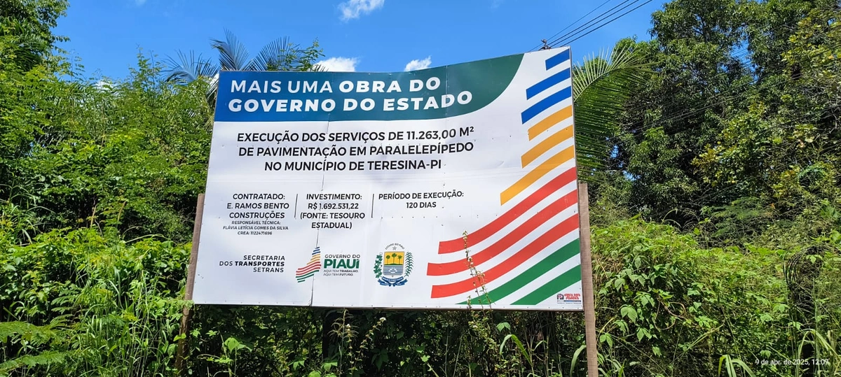 Placa da obra de calçamento do Estado
