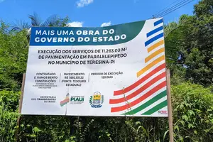 Placa da obra de calçamento do Estado (Foto: Revista40graus)