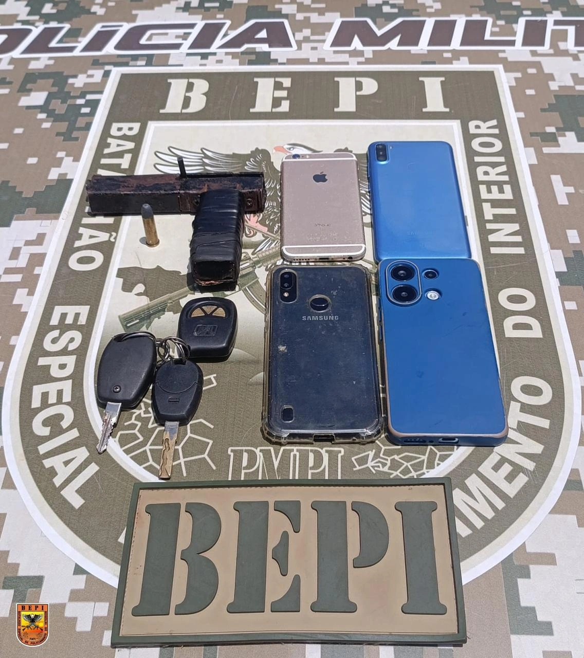 Polícia Militar prende trio com carro roubado, arma artesanal e celulares em THE