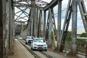 Prefeitura atua após vazamento de óleo na Ponte Metálica; o local está interditato (Foto: Reprodução)