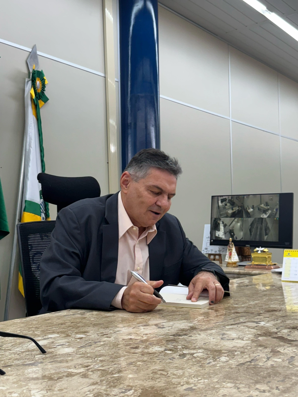 Presidente do TCE-PI recebe auditor britânico e entrega livros autografados
