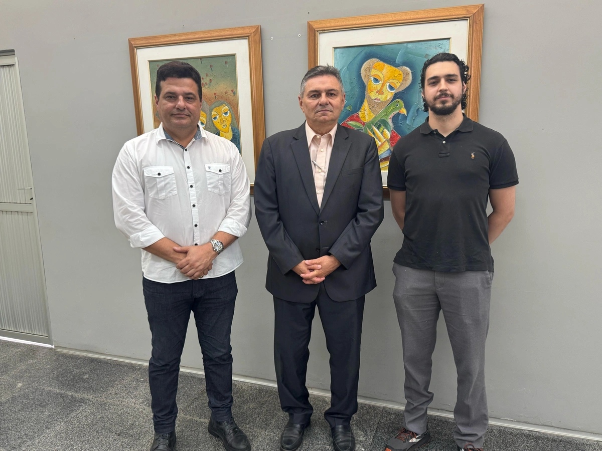 Presidente do TCE-PI recebe auditor britânico e entrega livros autografados