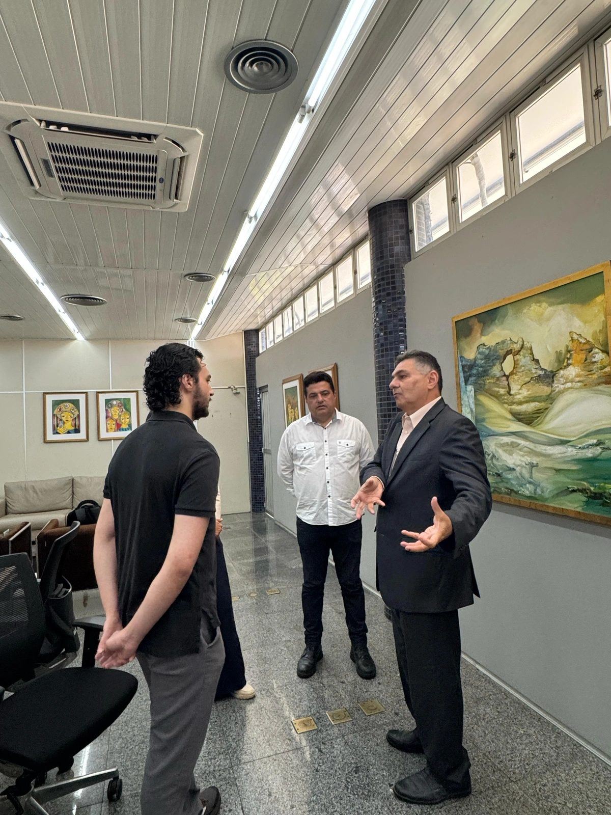 Presidente do TCE-PI recebe auditor britânico e entrega livros autografados