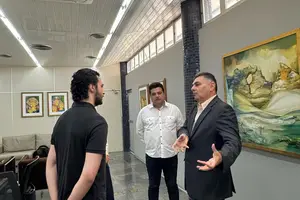 Presidente do TCE-PI recebe auditor britânico e entrega livros autografados (Foto: Eloy Figueiredo)