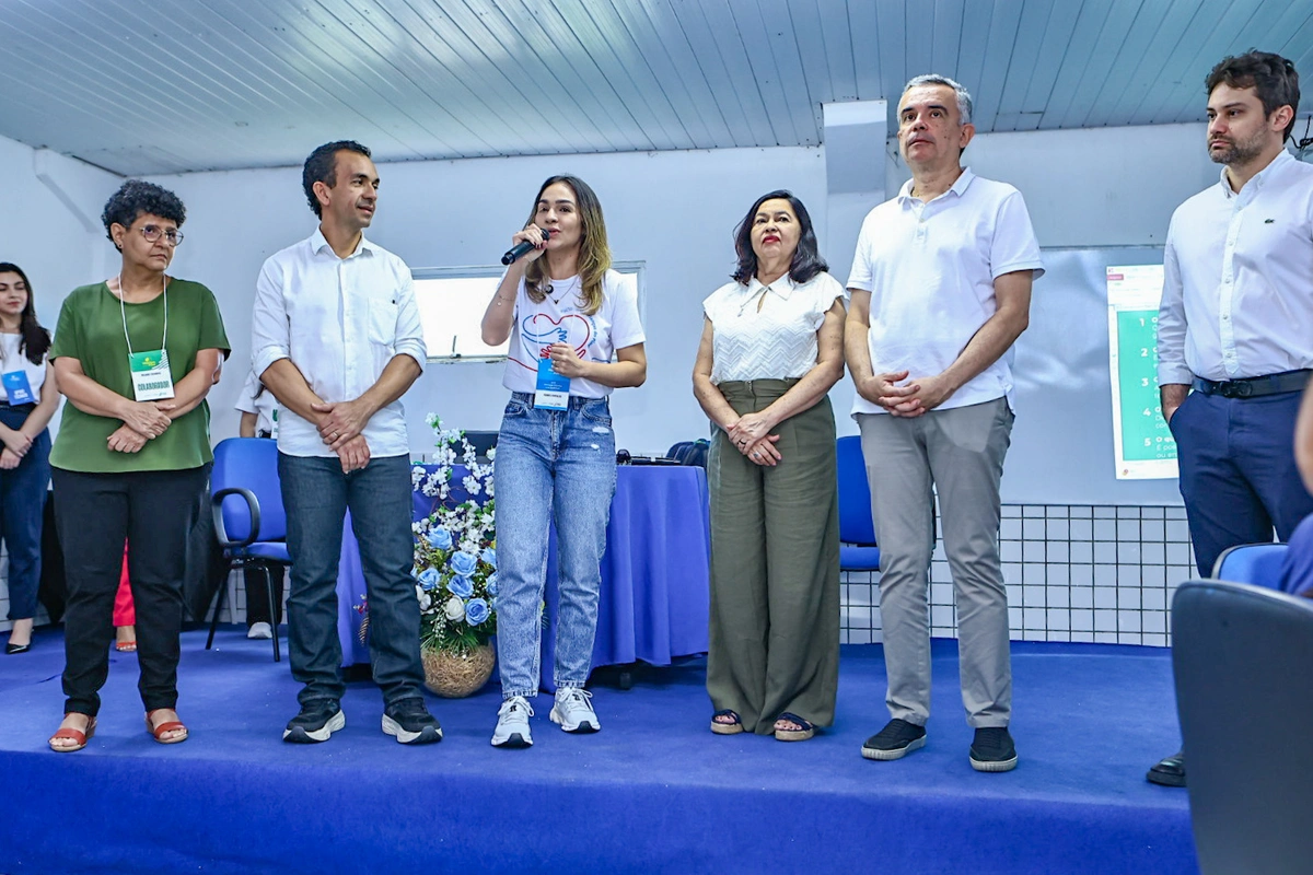 Primeira-dama Isabel Fonteles no evento acompanhada de secretários estaduais.