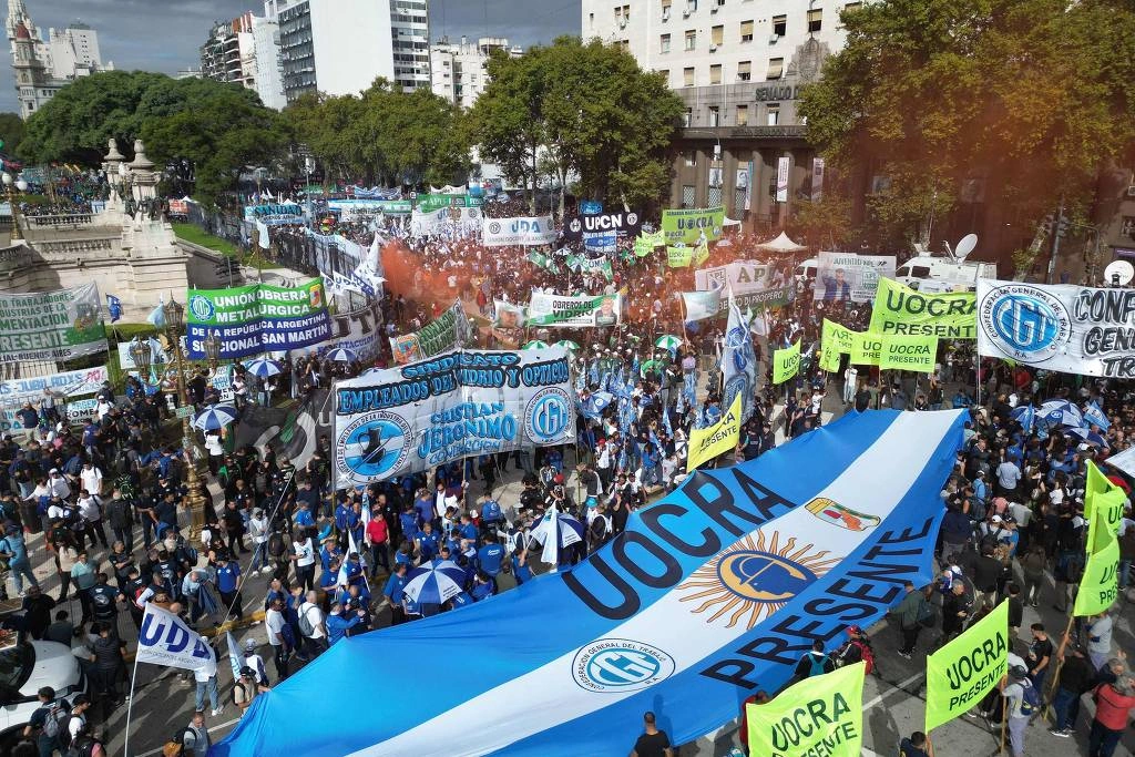 Protesto de pensionistas e sindicalistas contra o governo do presidente da Argentina, Javier Milei, em frente ao Congresso Nacional, em Buenos Aires.